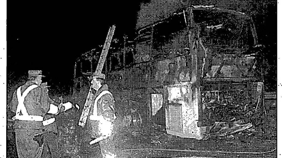 <i>Miembros de las Fuerzas de Seguridad junto al autobús calcinado. / Archivo Diario JAÉN. </i> $!<i>Miembros de las Fuerzas de Seguridad junto al autobús calcinado. / Archivo Diario JAÉN. </i>