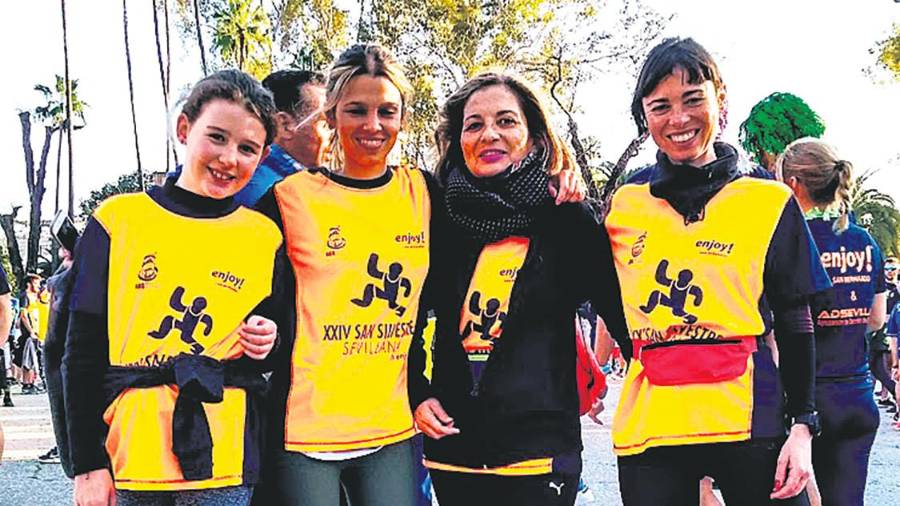 <i>La jiennense (primera por la derecha) con unas amigas en la San Silvestre de Sevilla.</i> <i>La jiennense (primera por la derecha) con unas amigas en la San Silvestre de Sevilla.</i>