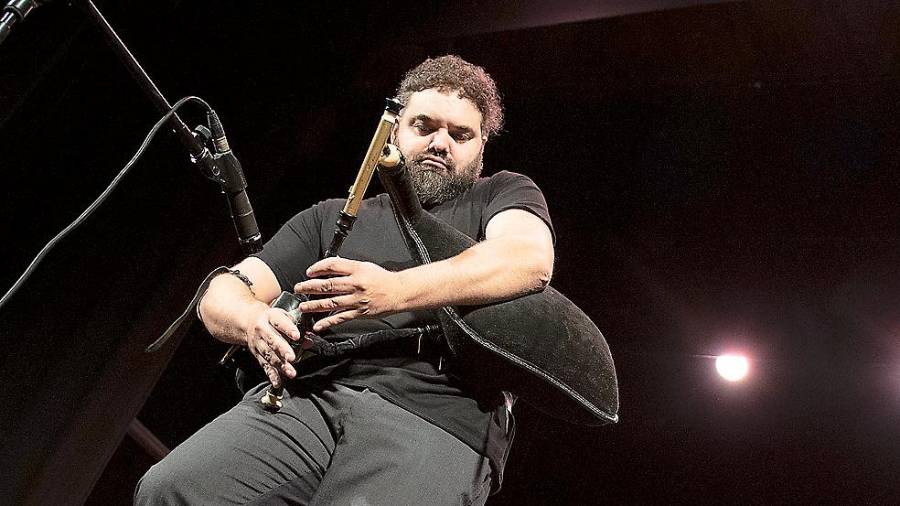 <i>Abrham Cupeiro toca la gaita en el Teatro Ideal Cinema. / Jesús Delgado / Diario JAÉN.</i> <i>Abrham Cupeiro toca la gaita en el Teatro Ideal Cinema. / Jesús Delgado / Diario JAÉN.</i>