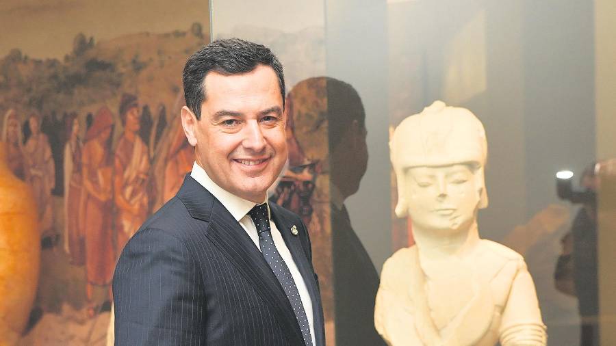 <i>El presidente de la Junta junto a la cabeza del guerrero ibero. / Agustín Muñoz / Diario JAÉN.</i> <i>El presidente de la Junta junto a la cabeza del guerrero ibero. / Agustín Muñoz / Diario JAÉN.</i>