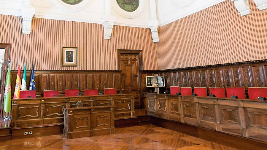 <i>Salón de plenos vacío de la Diputación de Jaén. / Archivo Diario JAÉN.</i> <i>Salón de plenos vacío de la Diputación de Jaén. / Archivo Diario JAÉN.</i>