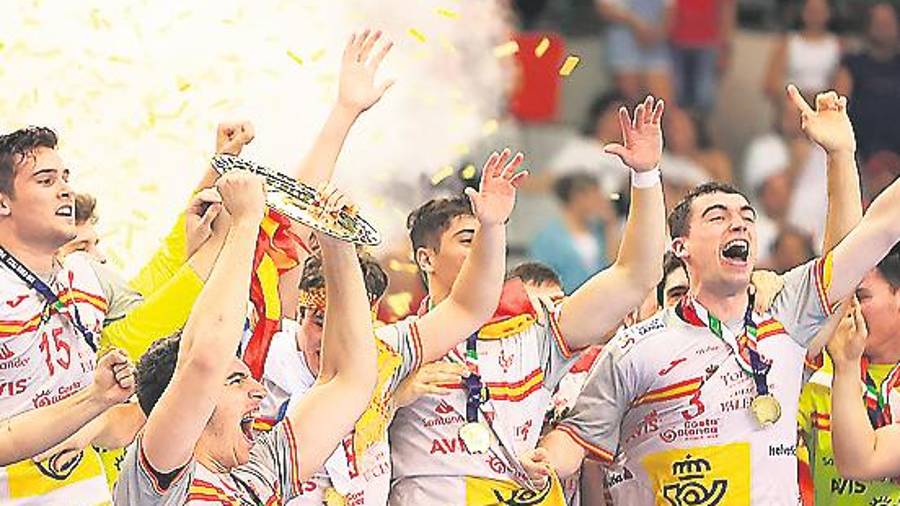 <i>Los júnior españoles celebran el campeonato. </i> <i>Los júnior españoles celebran el campeonato. </i>