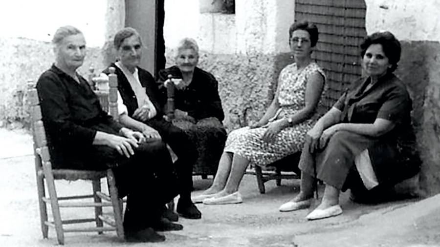<i><b>ANTAÑO. </b></i><i>Charla a la caza del fresquto en una calle cualquiera.</i> $!<i><b>ANTAÑO. </b></i><i>Charla a la caza del fresquto en una calle cualquiera.</i>