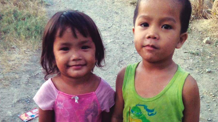 <i><b>POBREZA.</b></i><i> Niña descalza en Jaén de Filipinas, desigualdad.</i> $!<i><b>POBREZA.</b></i><i> Niña descalza en Jaén de Filipinas, desigualdad.</i>