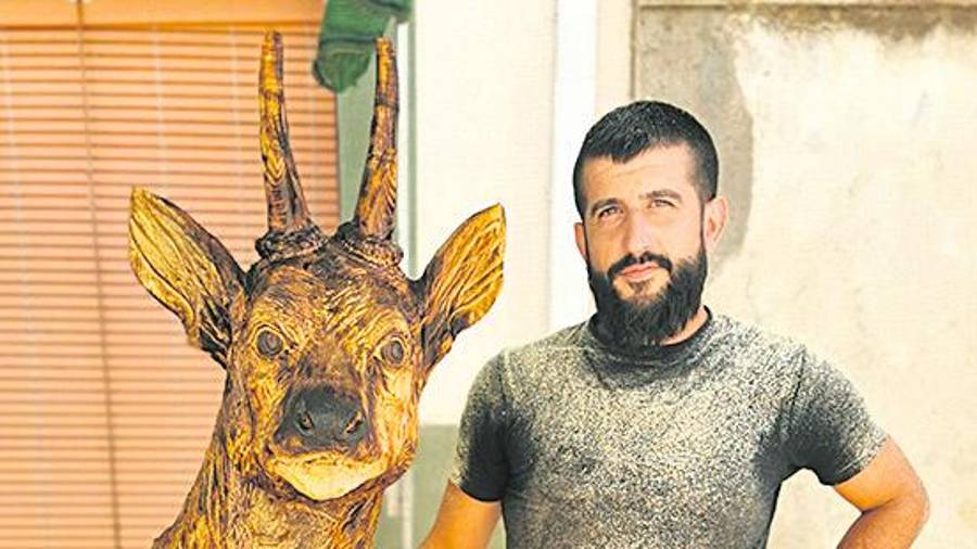<i>Omar López, junto a su conseguida talla.</i> <i>Omar López, junto a su conseguida talla.</i>