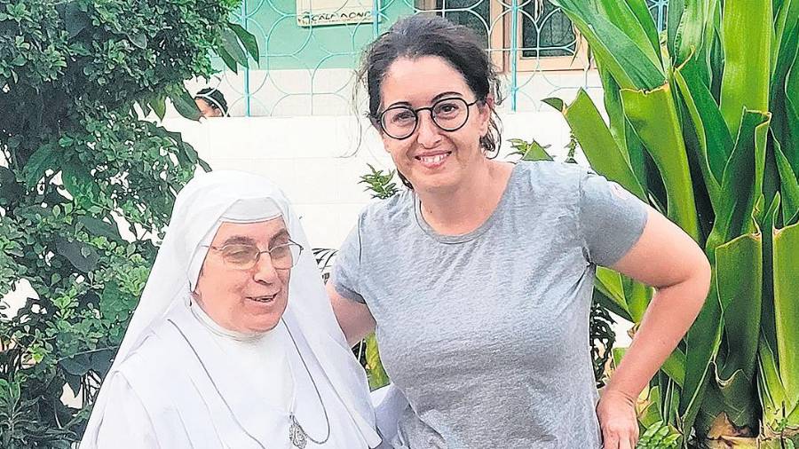 <i>La autora del relato con una monja pilarina.</i> <i>La autora del relato con una monja pilarina.</i>