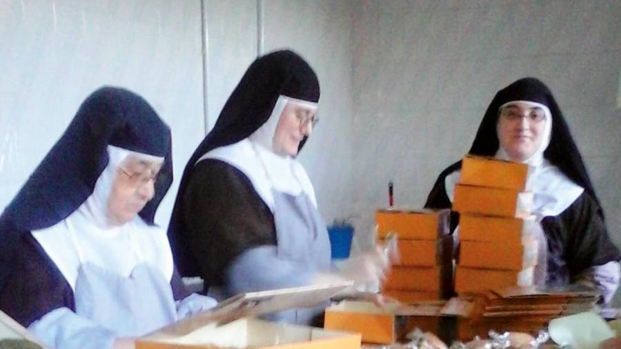 <i>Tres hermanas preparan cajas de dulces.</i> <i>Tres hermanas preparan cajas de dulces.</i>