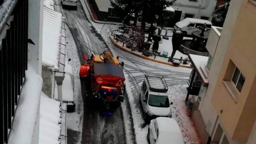 <i>Quitanieves en una de las calles de Santiago de la Espada. </i> <i>Quitanieves en una de las calles de Santiago de la Espada. </i>