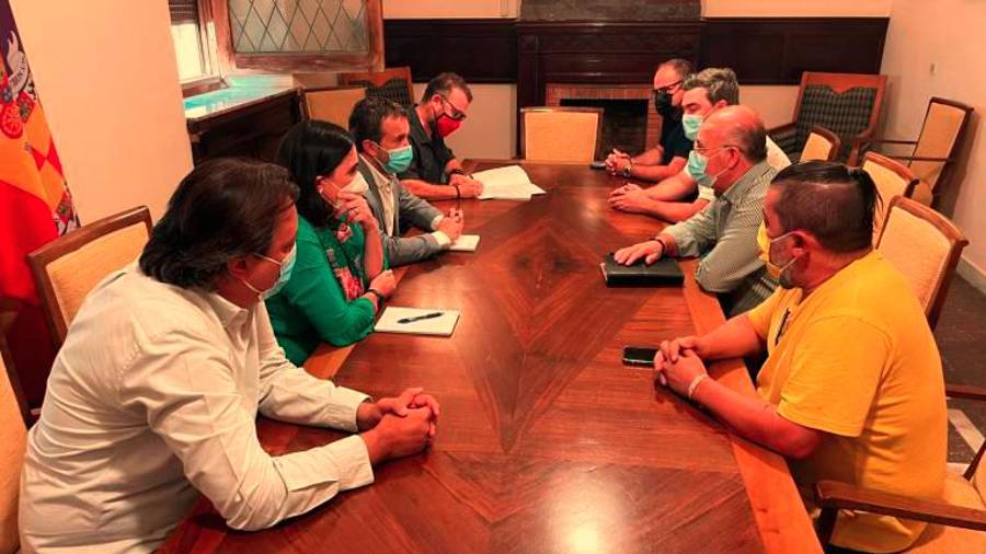 <i>Reunión entre Julio Millán y Nicolás Sabariego</i> <i>Reunión entre Julio Millán y Nicolás Sabariego</i>