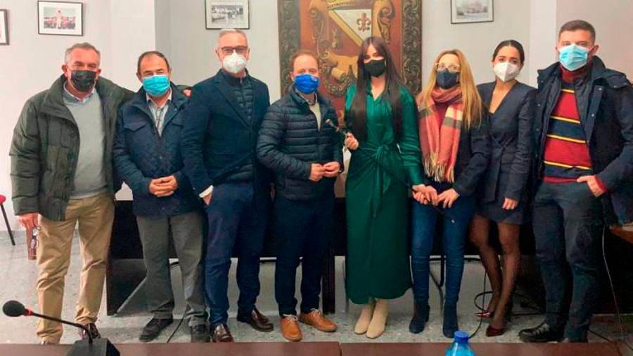 <i>5 de enero de 2022. Eufrasia Martínez, con el bastón de mando, acompañada de dirigentes locales y provinciales del PP. / Archivo Diario JAÉN.</i> <i>5 de enero de 2022. Eufrasia Martínez, con el bastón de mando, acompañada de dirigentes locales y provinciales del PP. / Archivo Diario JAÉN.</i>