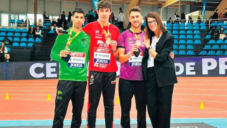 <i>El color verde del Unicaja Jaén en el podio ‘indoor’ 2023 del Campeonato de España con el saltador Carlos Rojas. / Archivo Diario JAÉN.</i> <i>El color verde del Unicaja Jaén en el podio ‘indoor’ 2023 del Campeonato de España con el saltador Carlos Rojas. / Archivo Diario JAÉN.</i>