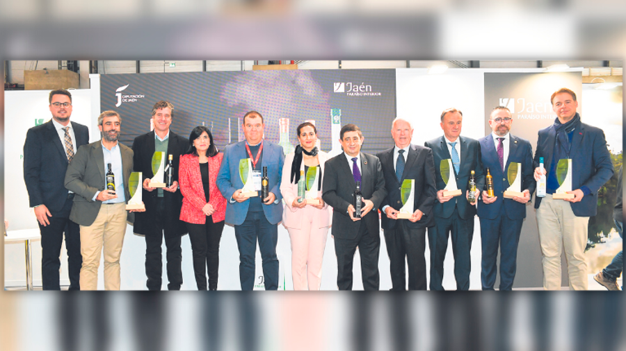 <i>Premiados de las ocho cooperativas con Francisco Javier Lozano, Francisca Media y Francisco Reyes. / Agustín Muñoz / Diario JAÉN</i>