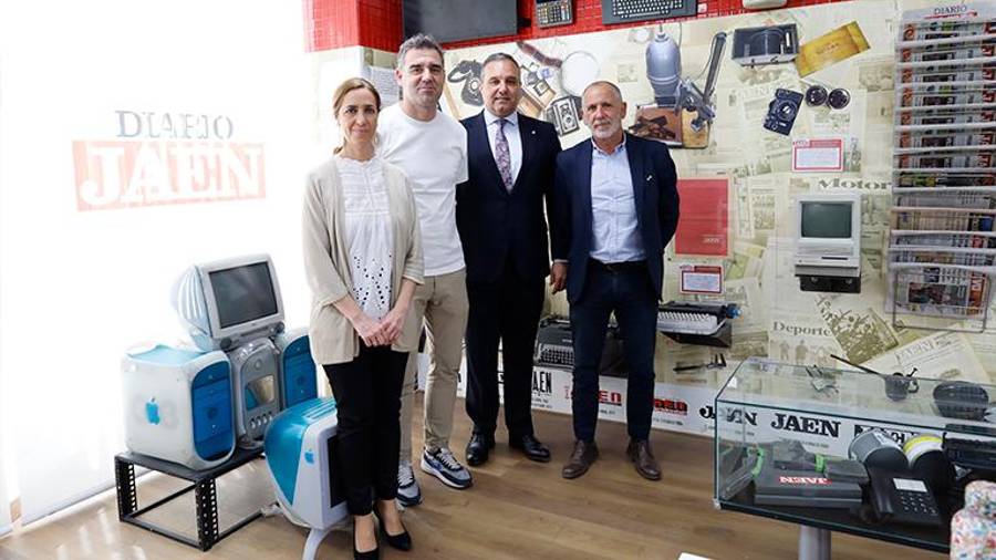 <i> Manuela Rosa y Eleuterio Muñoz posan con Fran Anera e Ildefonso Ruiz.</i>