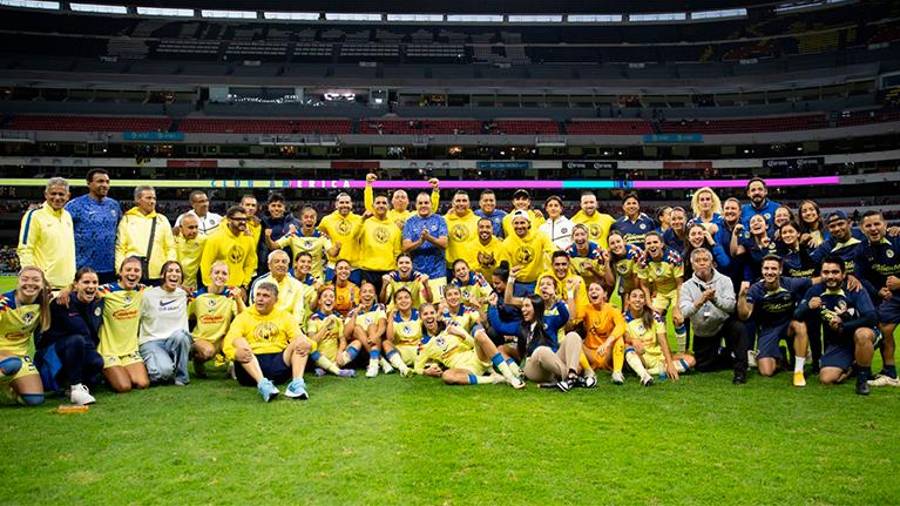 <i>‘Las Águilas’ celebran un triunfo, con Aguado (de rodillas, segundo por la derecha) como preparador. / Club América.</i> <i>‘Las Águilas’ celebran un triunfo, con Aguado (de rodillas, segundo por la derecha) como preparador. / Club América.</i>