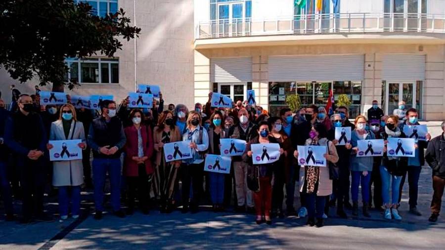 <i>Concentración en repulsa por el crimen en Jaén.</i> <i>Concentración en repulsa por el crimen en Jaén.</i>