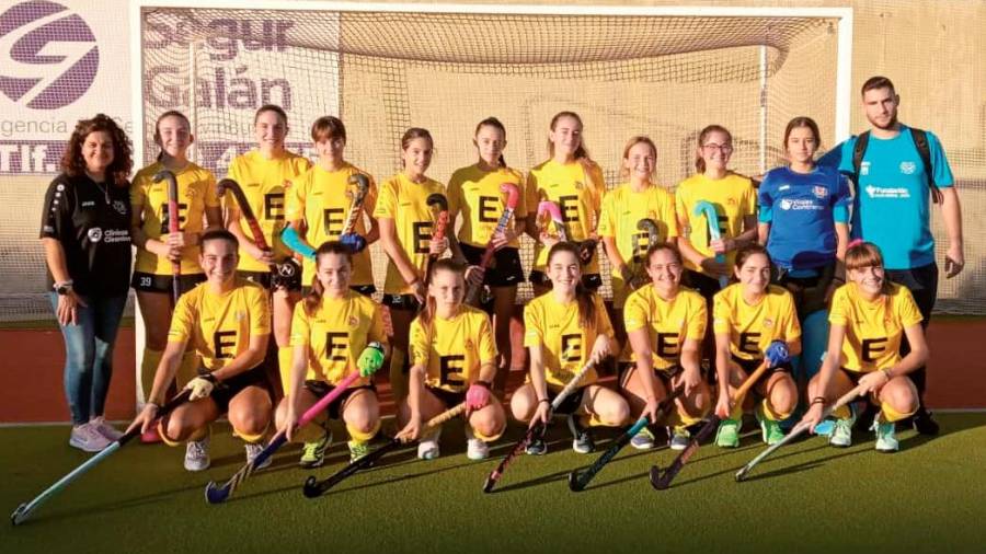 <i>Equipo cadete femenino con sus técnicos. / CH Alcalá.</i> <i>Equipo cadete femenino con sus técnicos. / CH Alcalá.</i>