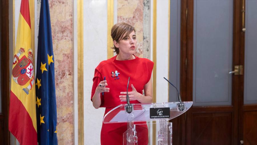 <i>Marta Lois, en su comparecencia tras del discurso de Feijóo. / Alberto Ortega / Europa Press.</i> <i>Marta Lois, en su comparecencia tras del discurso de Feijóo. / Alberto Ortega / Europa Press.</i>