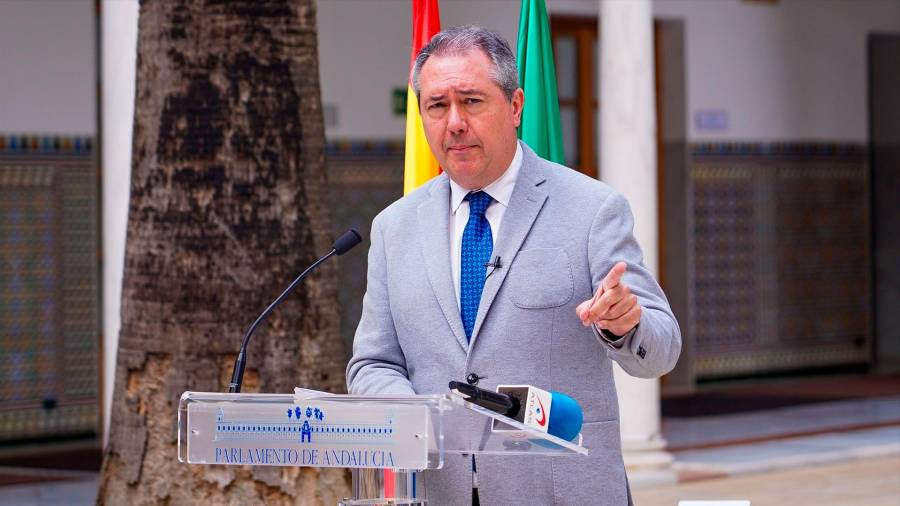 <i>Juan Espadas, en una reciente comparecencia en el patio del Parlamento de Andalucía. / Francisco J. Olmo / Europa Press.</i> <i>Juan Espadas, en una reciente comparecencia en el patio del Parlamento de Andalucía. / Francisco J. Olmo / Europa Press.</i>