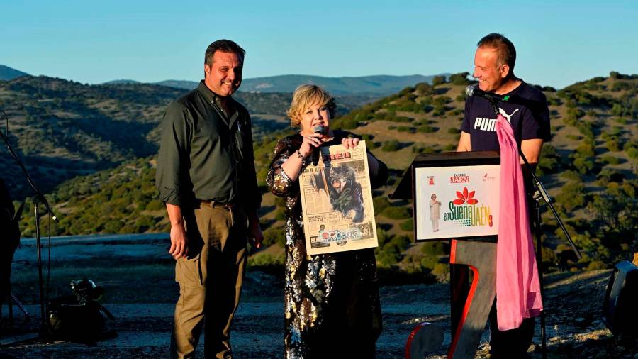 <i>Eleuterio Muñoz, presidente de DIARIO JAÉN, S. A., y el alcalde de Arquillos, Miguel Ángel Manrique, con Karina en la grabación de “Ensueña Jaén” / Diario JAÉN. </i> $!<i>Eleuterio Muñoz, presidente de DIARIO JAÉN, S. A., y el alcalde de Arquillos, Miguel Ángel Manrique, con Karina en la grabación de “Ensueña Jaén” / Diario JAÉN. </i>