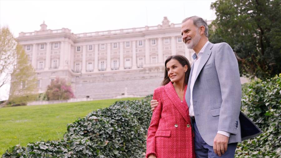<i>Los Reyes, Don Felipe y Doña Letizia, posan en los alrededores del Palacio Real, Madrid. / Casa de S.M. el Rey via Europa Press. </i> <i>Los Reyes, Don Felipe y Doña Letizia, posan en los alrededores del Palacio Real, Madrid. / Casa de S.M. el Rey via Europa Press. </i>
