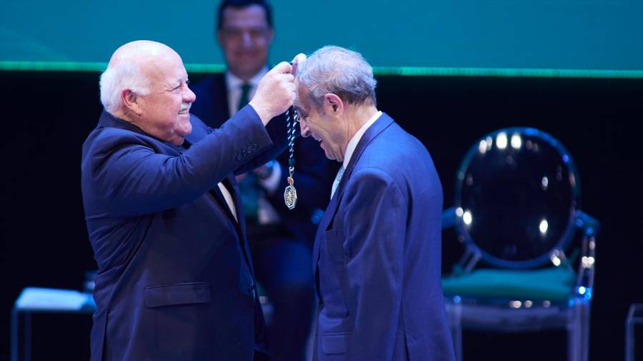 <i>El presidente del Parlamento de Andalucía, Jesús Aguirre, entrega la Medalla de Andalucía a médico cardiovascular, Ramiro Rivera / Joaquín Corchero / Europa Press.</i> <i>El presidente del Parlamento de Andalucía, Jesús Aguirre, entrega la Medalla de Andalucía a médico cardiovascular, Ramiro Rivera / Joaquín Corchero / Europa Press.</i>