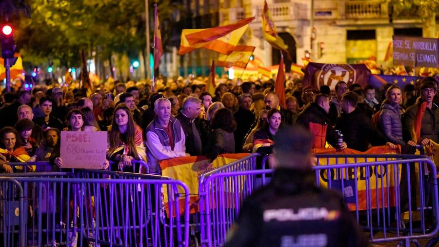 <i>Manifestantes con banderas y carteles en Ferraz. / Fernando Sánchez / Europa Press. </i> <i>Manifestantes con banderas y carteles en Ferraz. / Fernando Sánchez / Europa Press. </i>