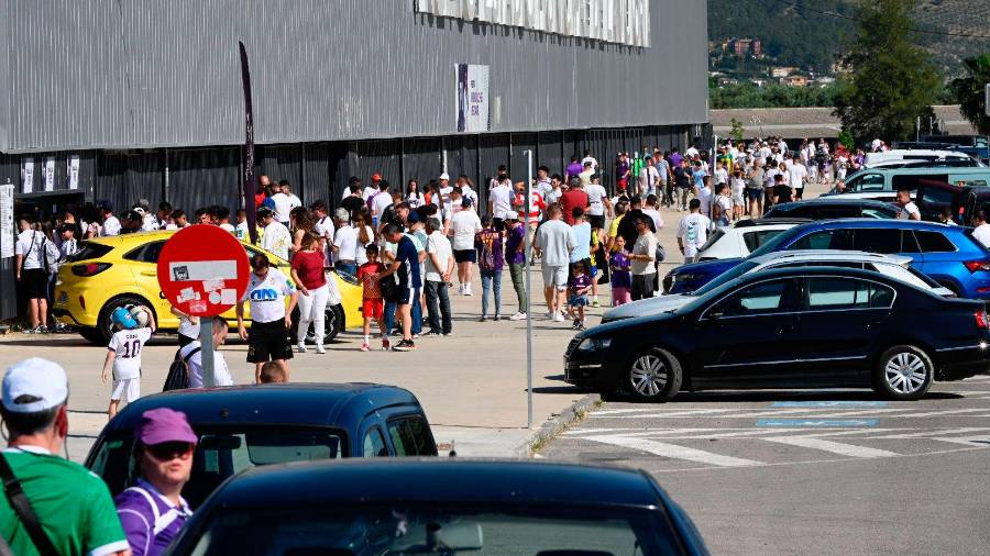 <i>Asistentes al partido, a la entrada al Estadio de La Victoria. / Juande Ortiz.</i> <i>Asistentes al partido, a la entrada al Estadio de La Victoria. / Juande Ortiz.</i>