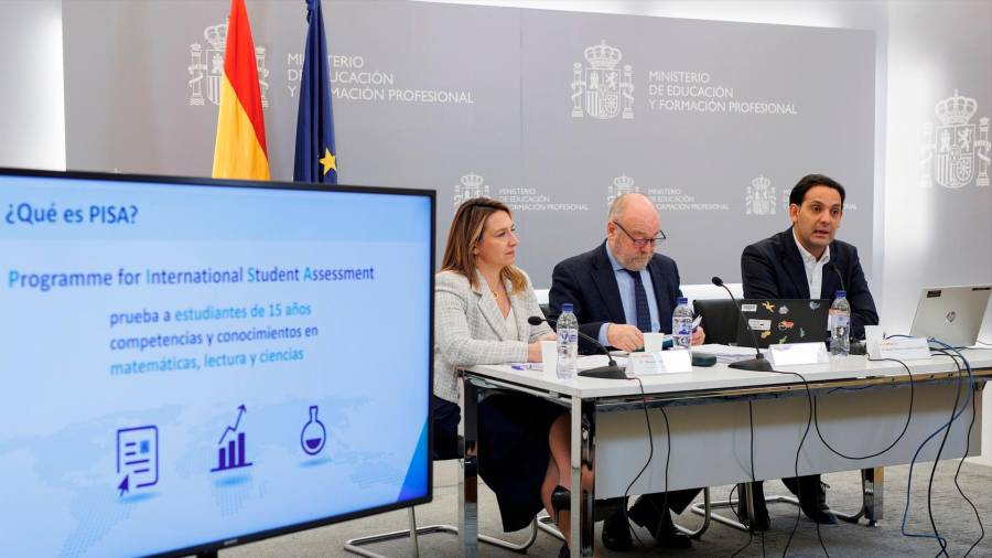 <i>Altos cargos del Ministerio de Educación presentan los resultados de PISA 2022. / Alejandro Martínez Vélez / Europa Press.</i> <i>Altos cargos del Ministerio de Educación presentan los resultados de PISA 2022. / Alejandro Martínez Vélez / Europa Press.</i>