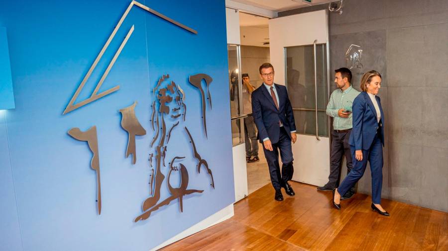 <i>Alberto Núñez Feijóo se dispone a dar la rueda de prensa tras reunirse con el rey. / Gabriel Luengas / Europa Press.</i> <i>Alberto Núñez Feijóo se dispone a dar la rueda de prensa tras reunirse con el rey. / Gabriel Luengas / Europa Press.</i>
