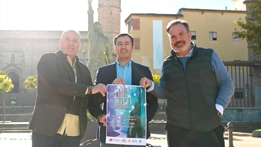 <i>Promotores con el cartel de la iniciativa ante la estatua de Raphael. / Ayuntamiento de Linares.</i> <i>Promotores con el cartel de la iniciativa ante la estatua de Raphael. / Ayuntamiento de Linares.</i>