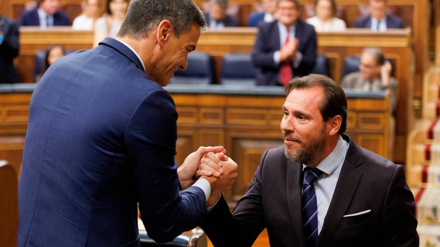 <i>Pedro Sánchez saluda a Óscar Puente, diputado electo del PSOE. / Eduardo Parra / Europa Press.</i> <i>Pedro Sánchez saluda a Óscar Puente, diputado electo del PSOE. / Eduardo Parra / Europa Press.</i>