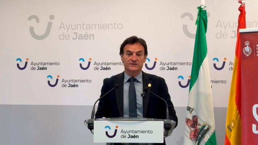 <i>El alcalde de Jaén, Agustín González, durante la rueda de prensa.</i>