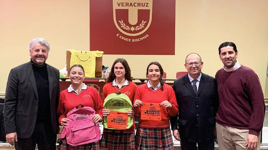 <i>Juan Espejo, las alumnas Belén Torres, Laura Pancorbo y Carmen López; el director Tomás Cuesta y el profesor Alberto García.</i> $!<i>Juan Espejo, las alumnas Belén Torres, Laura Pancorbo y Carmen López; el director Tomás Cuesta y el profesor Alberto García.</i>