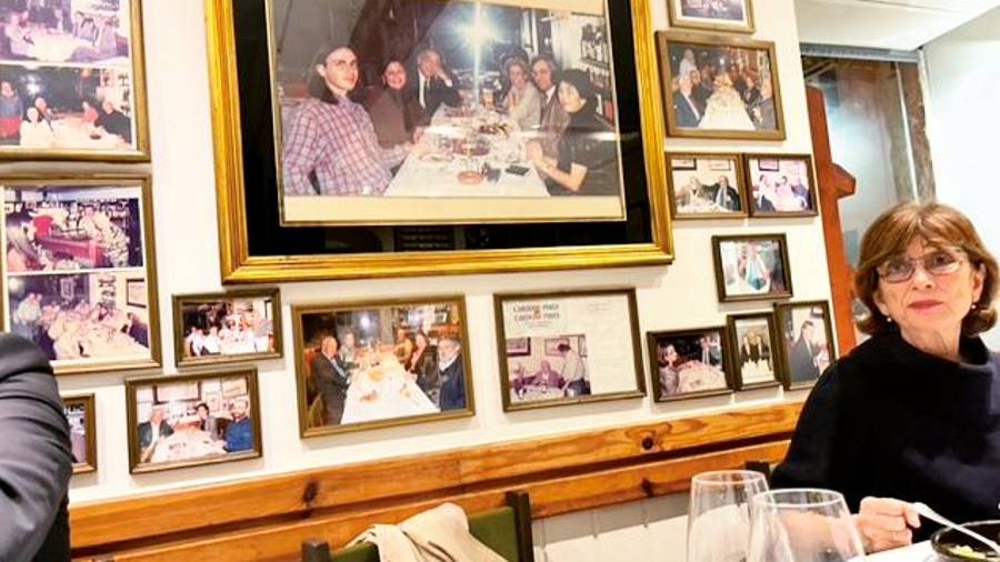 <i>Silla vacía en honor del Nobel en el restaurante Forta Brutos de Lisboa, el favorito de José Saramago y Pilar del Río.</i> <i>Silla vacía en honor del Nobel en el restaurante Forta Brutos de Lisboa, el favorito de José Saramago y Pilar del Río.</i>