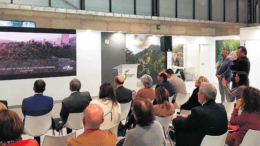 <i>Presentación del vídeo del aniversario de la Vía verde del Aceite. </i> <i>Presentación del vídeo del aniversario de la Vía verde del Aceite. </i>