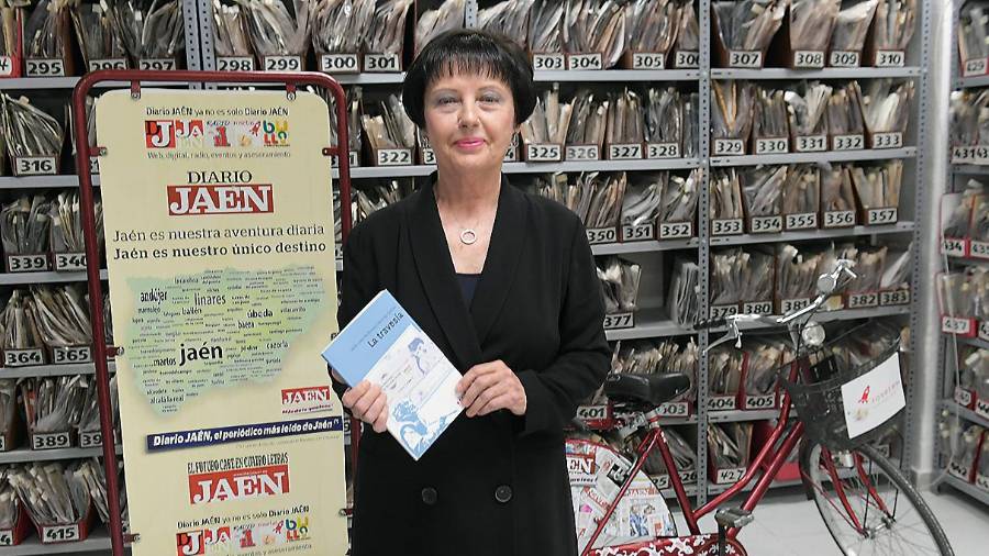 <i>María Luisa del Romero, con u obra ganadora en el archivo fotográfico de Diario JAÉN.</i> <i>María Luisa del Romero, con u obra ganadora en el archivo fotográfico de Diario JAÉN.</i>