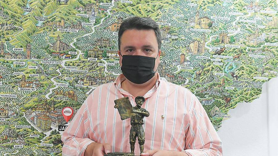 <i>Diego Medrano con el trofeo que acredita el premio en la Sala 80 Aniversasrio de Diario JAÉN.</i> <i>Diego Medrano con el trofeo que acredita el premio en la Sala 80 Aniversasrio de Diario JAÉN.</i>