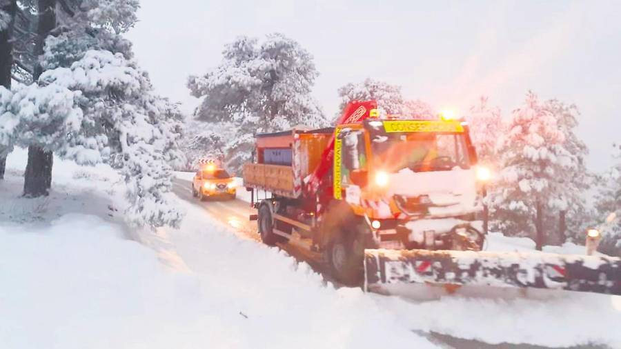 <i>Una máquina quitanieves de la Junta despeja una de las carreteras afectadas por la nevada.</i> <i>Una máquina quitanieves de la Junta despeja una de las carreteras afectadas por la nevada.</i>