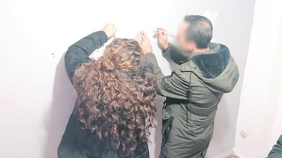 <i>Paco firma el acuerdo de desalojo con la abogada de la empresa. (M. IBAÑEZ)</i> <i>Paco firma el acuerdo de desalojo con la abogada de la empresa. (M. IBAÑEZ)</i>