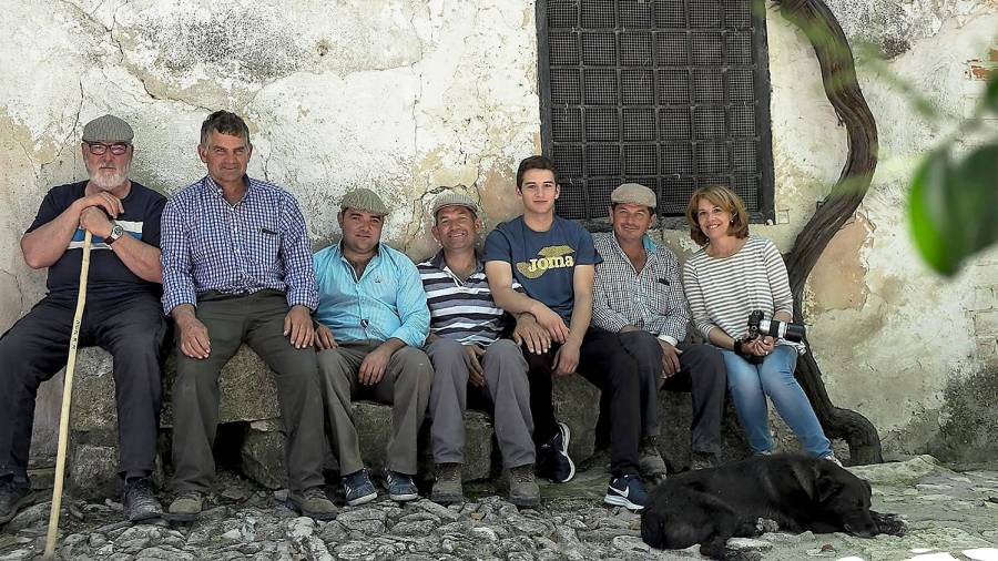 <i>De izquierda a derecha: Katy, Daniel padre, Daniel hijo, José Carlos, Félix, Domingo, el que suscribe y “Moro”.</i>