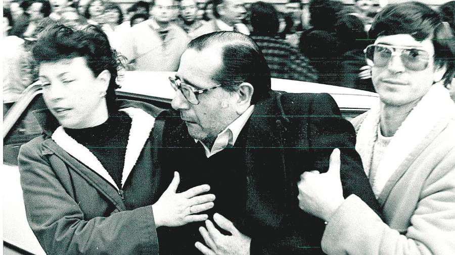 <i>Otro afectado es sujetado por familiares en otra protesta de marzo de 1984.</i> <i>Otro afectado es sujetado por familiares en otra protesta de marzo de 1984.</i>