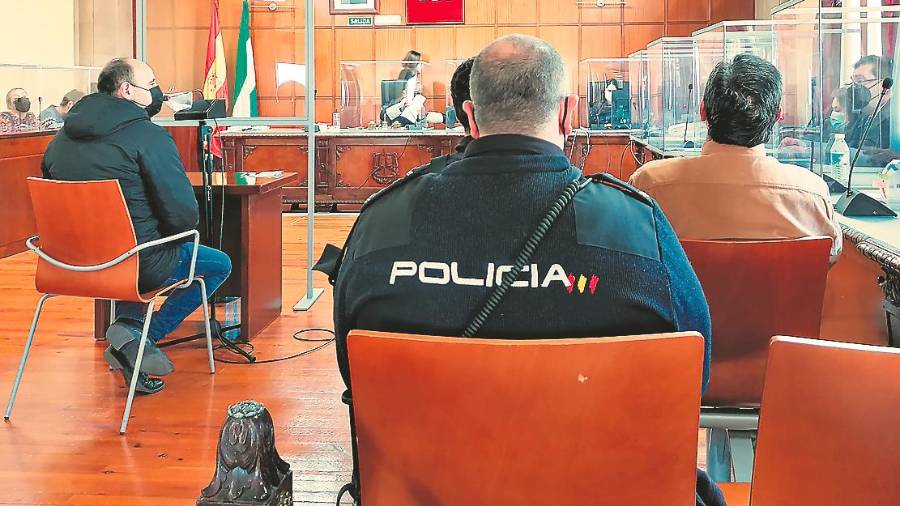 <i>El guardia civil declara en la sala como testigo.</i> <i>El guardia civil declara en la sala como testigo.</i>
