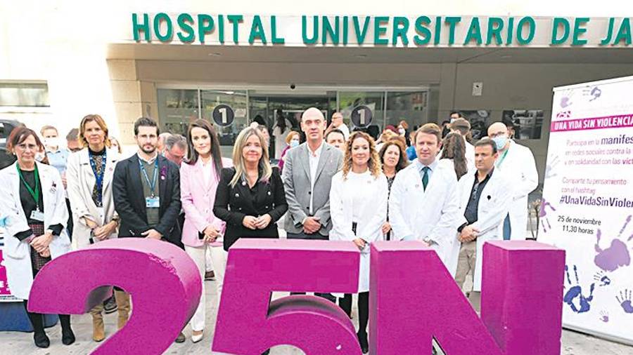 <i>Acto por el 25N en el Hospital Universitario de Jaén.</i> <i>Acto por el 25N en el Hospital Universitario de Jaén.</i>