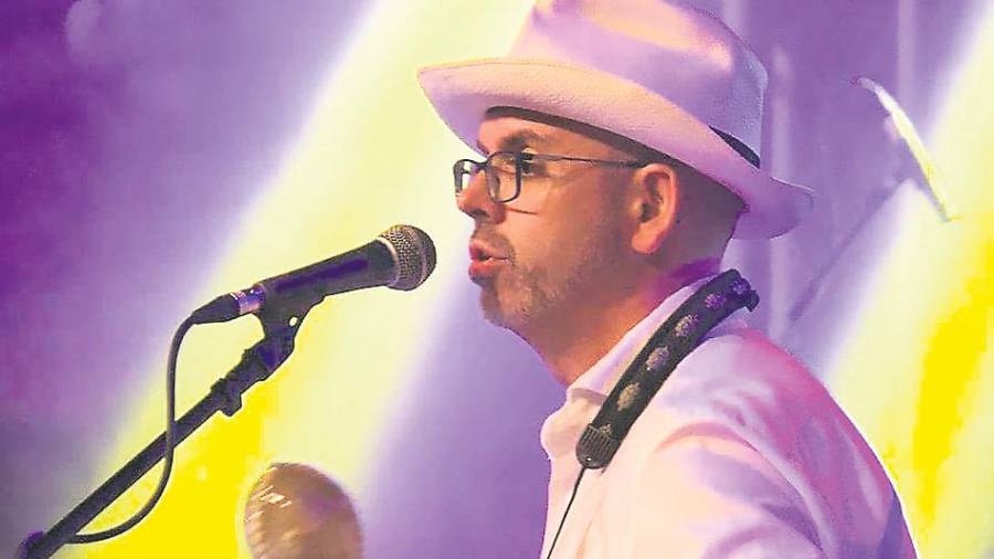 <i>José Raúl Peña canta al son de las maracas. / Charanda..</i> <i>José Raúl Peña canta al son de las maracas. / Charanda..</i>