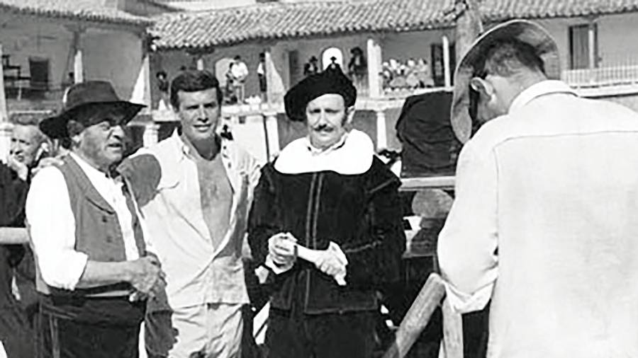 <i>Luis Buñuel, Paco Rabal, el dramaturgo Antonio Buero Vallejo (que tuvo un papel) y de espaldas, Carlos Saura.</i> <i>Luis Buñuel, Paco Rabal, el dramaturgo Antonio Buero Vallejo (que tuvo un papel) y de espaldas, Carlos Saura.</i>