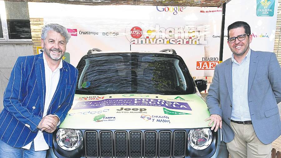 <i>Juan Espejo y José Lorente posan con el Jeep que ha recorrido los treinta y cinco pueblos y ciudades. </i> <i>Juan Espejo y José Lorente posan con el Jeep que ha recorrido los treinta y cinco pueblos y ciudades. </i>