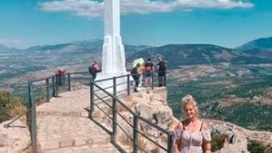 <i>La bloguera se fotografía junto a la cruz del Castillo de Santa Catalina.</i> <i>La bloguera se fotografía junto a la cruz del Castillo de Santa Catalina.</i>
