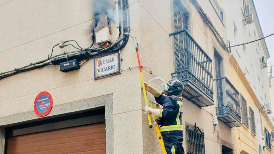 <i>Bomberos apagan el fuego de la caja general de protección eléctrica. / Bomberos de Jaén.</i> <i>Bomberos apagan el fuego de la caja general de protección eléctrica. / Bomberos de Jaén.</i>