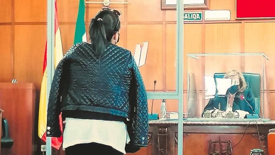 <i>La mujer del acusado presta declaración.</i> <i>La mujer del acusado presta declaración.</i>
