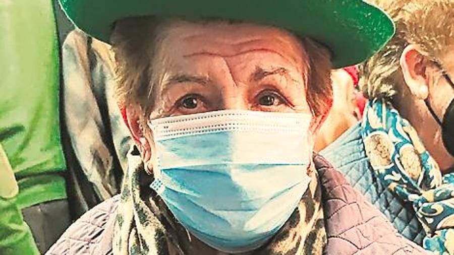 Ochentañeras con su periódico Ochentañeras con su periódico